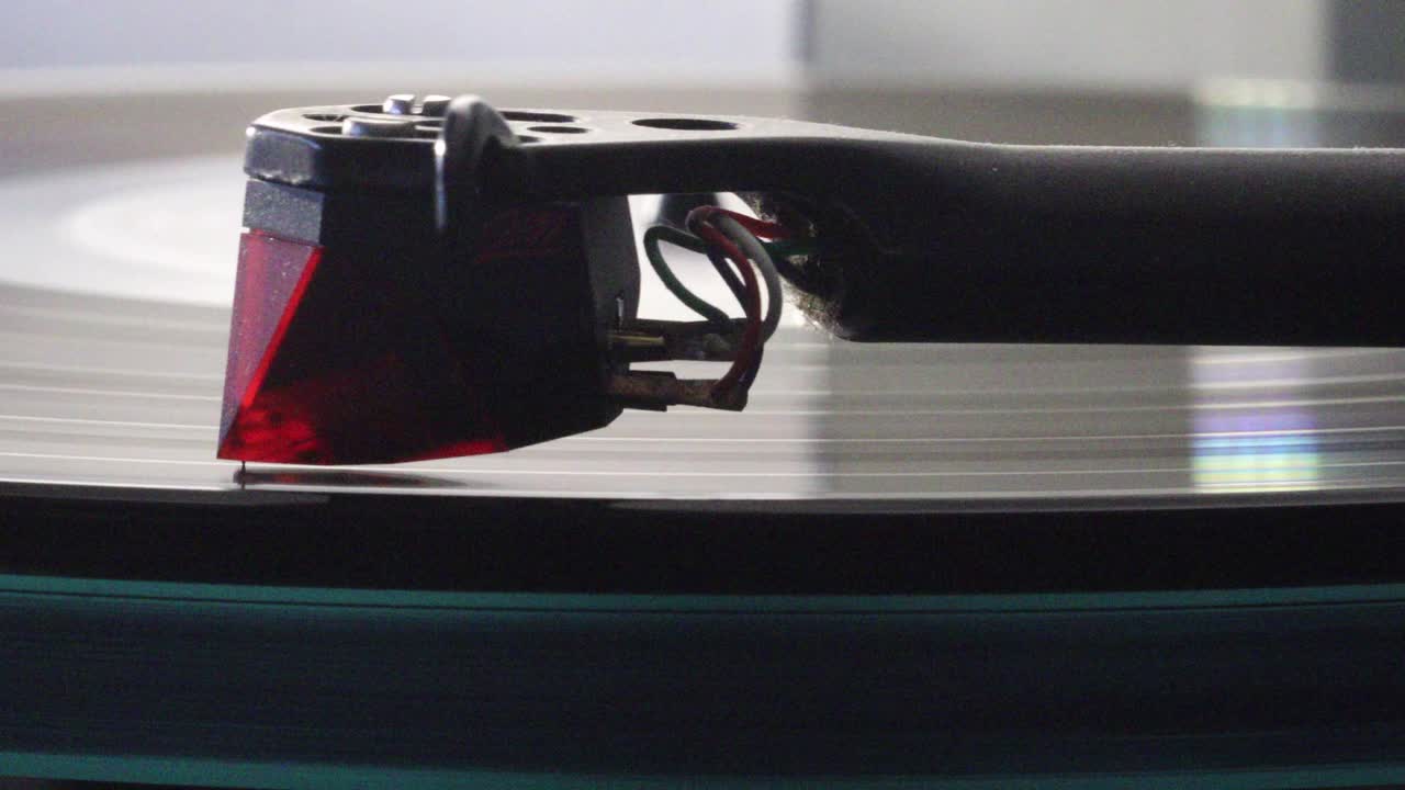 턴테이블 에 회전 하는 긴 비닐 레코드 를 재생