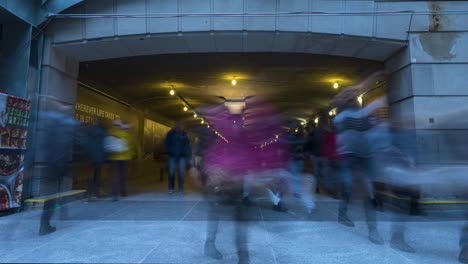 Timelapse-Del-Tráfico-Peatonal-Que-Va-Y-Viene-De-Union-Station-En-Toronto,-Ontario