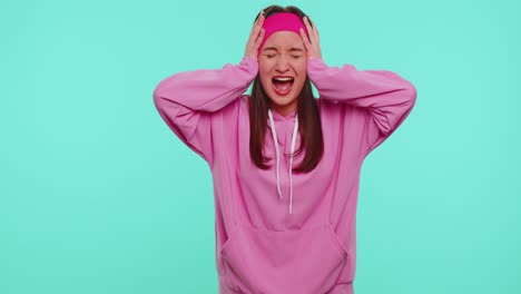 겁에 질린 소녀는 스트레스, 긴장, 문제, 공포, 절망, 두려움, 놀라움, 충격, 분노를 느다.