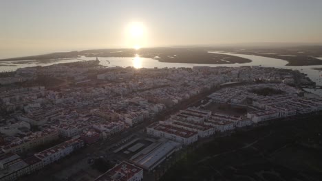 vista elevada de drones al atardecer sobre isla cristina en huelva, españa