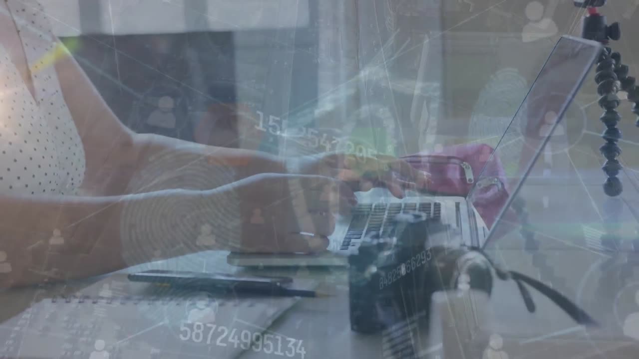 노트북을 사용하는 백인 여성에 대한 데이터 처리 및 연결 네트워크의 애니메이션