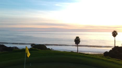 Frente-Al-Atardecer-En-Un-Campo-De-Golf