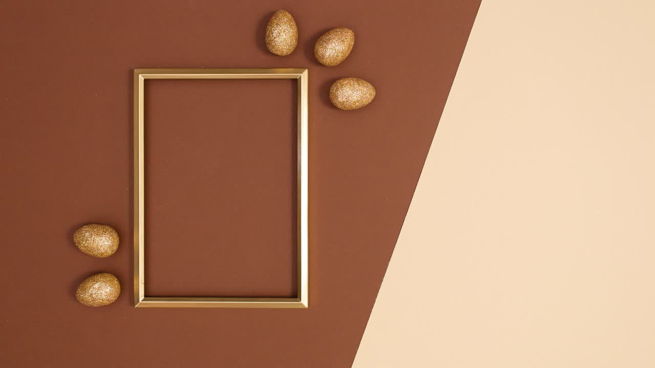 황금 복사 우주 프레임과 이스터 달은 갈색 누드 배경에 나타납니다.