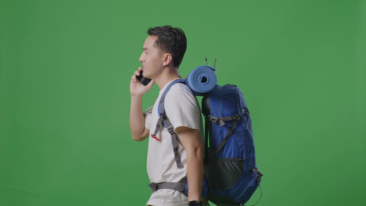 배 을 들고 전화 를 하는 사람