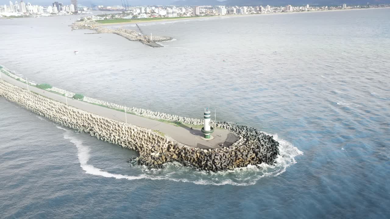 farol do molhe da barra de itajaí, santa catarina, brazil의 등대 앞으로 이동하는 조감도