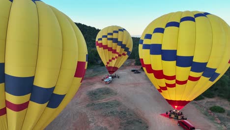 Coloridos-Globos-Aerostáticos-Preparándose-Para-El-Vuelo-En-Sedona,-Arizona,-Usa---Toma-Aérea-De-Drones