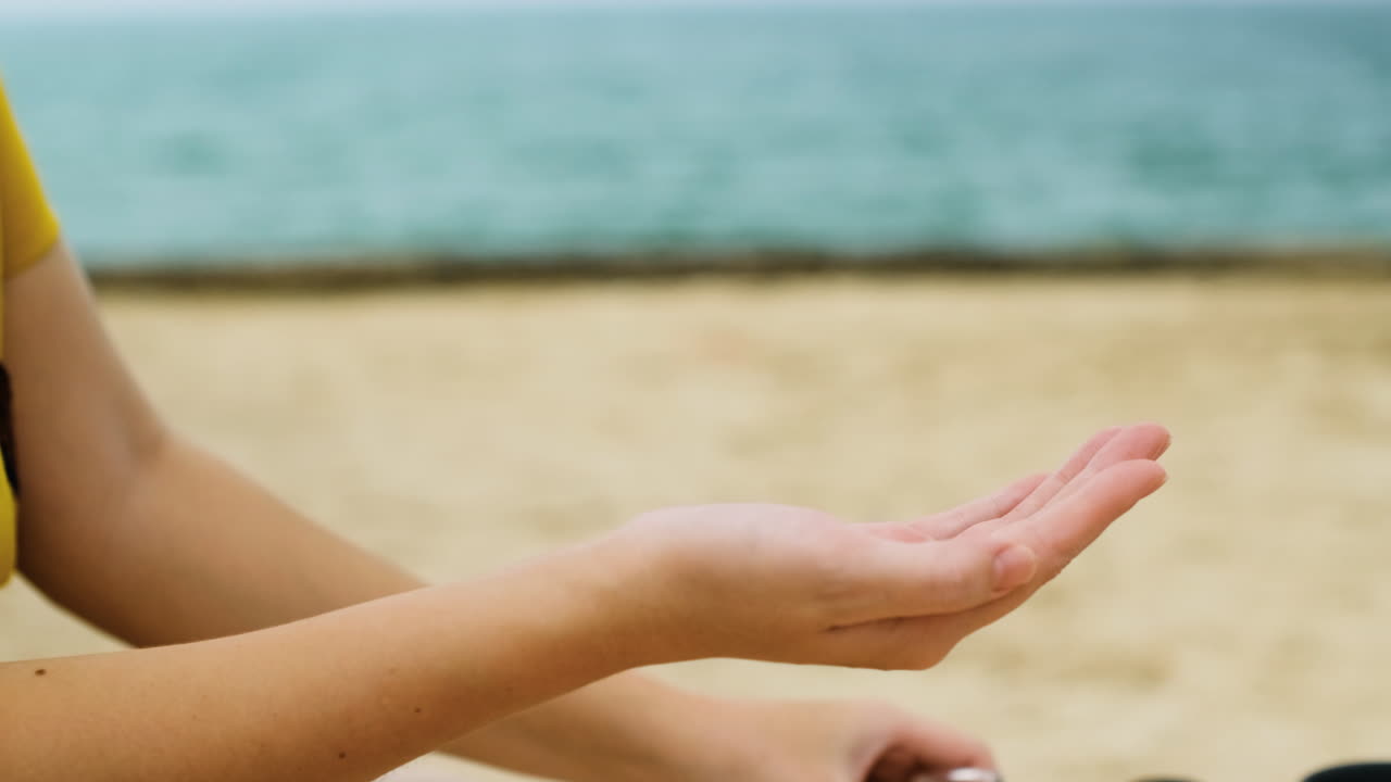 여자에게 마사지를 주는 안마사