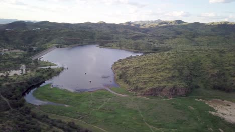 Toma-Aérea-Panorámica-De-La-Represa-Avis-En-Windhoek,-Namibia