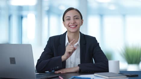 gerente mujer india hablando con alguien feliz