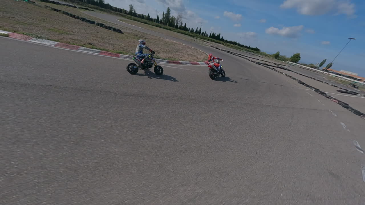 경마장 코너를 통과하는 오토바이 라이더를 따라가는 action fpv drone pov, 조감도