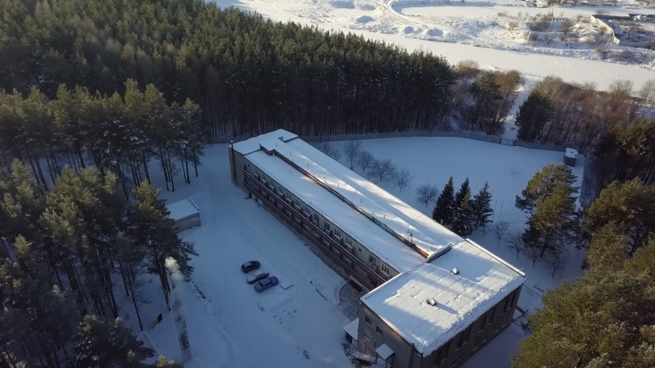 건물 과 강 이 있는 눈 인 겨울 풍경