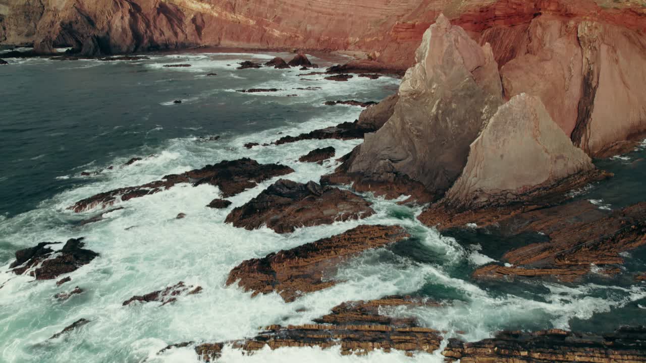 Rocce e onde costiere