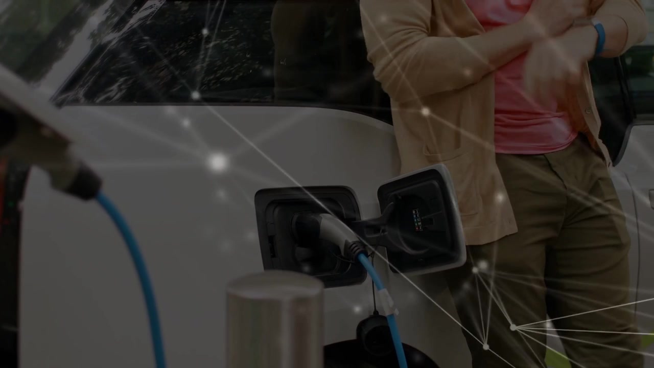 Sürücü, mavi fişi elektrikli araç (EV) portuna takıyor, şarj durumunu akıllı saatinden kontrol ediyor, sahnenin üzerinde ağ katmanı beliriyor.