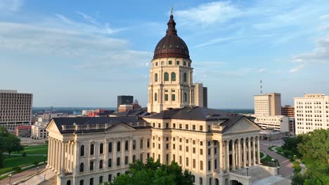 Kansas-State-Capitol-Building-In-Topeka,-Kansas