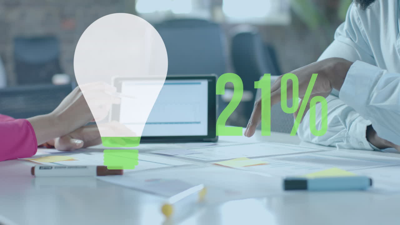 animación de bombilla y porcentajes sobre diversos colegas discutiendo el trabajo en la oficina