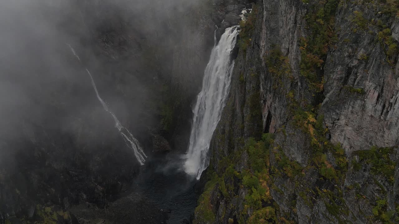 alejando imágenes de drones de la cascada vøringfossen en el oeste de noruega en otoño