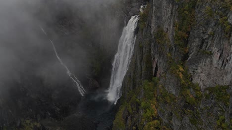 Herauszoomen-Von-Drohnenaufnahmen-Des-Wasserfalls-Vøringfossen-In-Westnorwegen-Im-Herbst