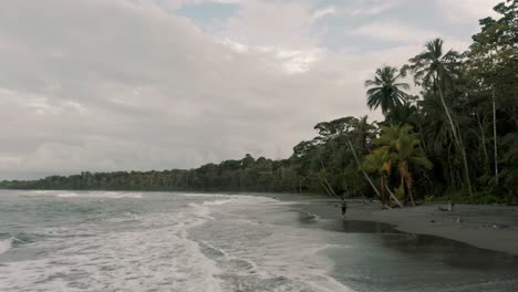 Turista-Caminando-Solo-En-La-Playa-De-Punta-Mona,-Costa-Caribe-Sur-De-Costa-Rica