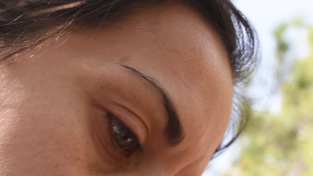 retrato de una joven morena con ojos azules en un bosque