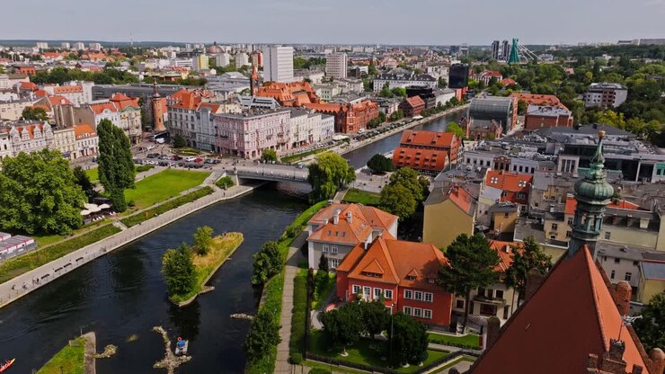 Panorama aerea di Bydgoszcz, Polonia, che mostra il fiume, il centro storico, i ponti e la vita urbana