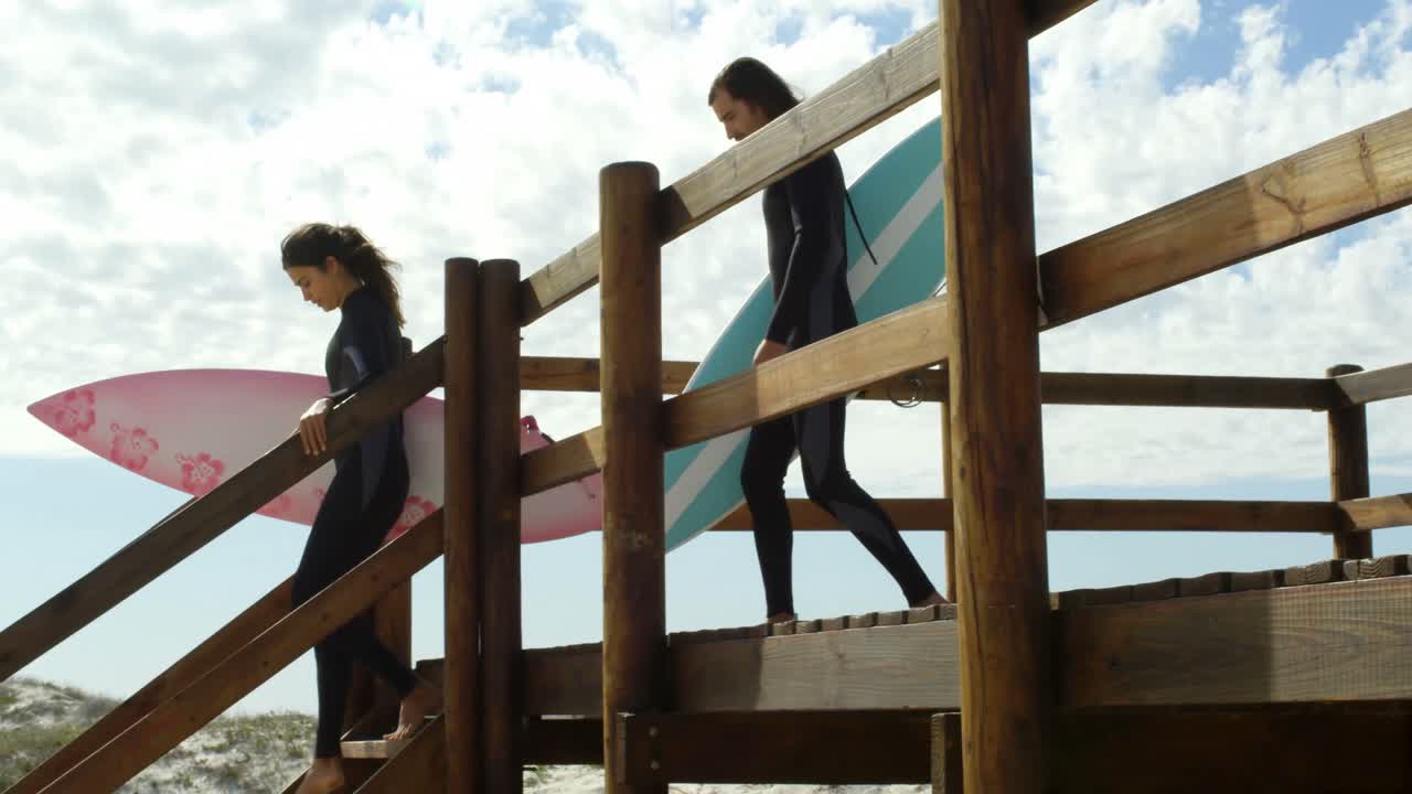 pareja bajando las escaleras de la pasarela de madera 4k