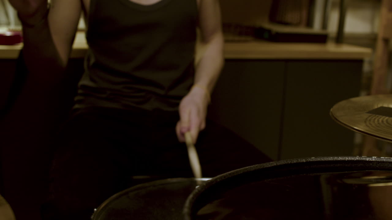 스튜디오에 있는 알아볼 수 없는 음악가