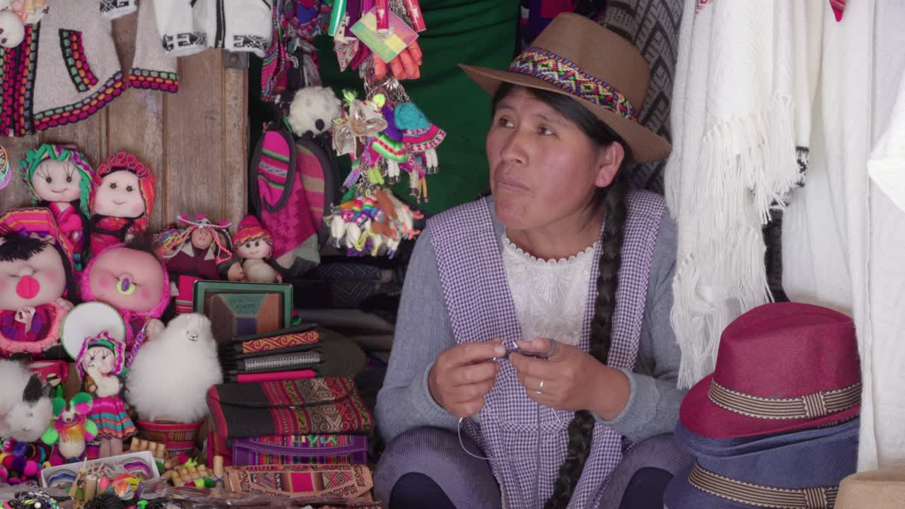 fotografía media de tejido tradicional de la mujer (cholita) en el mercado de recoleta, sucre