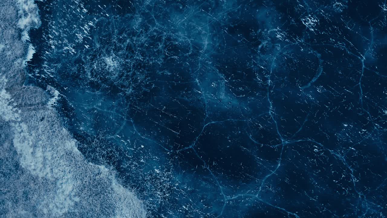 vista de pájaro de la superficie del lago congelado de omundvatnet en invierno