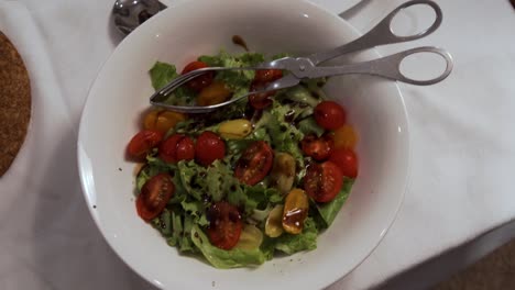 tazón de ensalada con verduras de colores