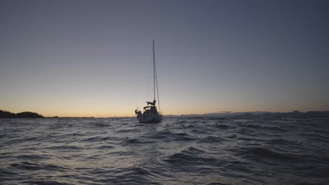 velero en mar ondulado en el crepúsculo, cámara lenta