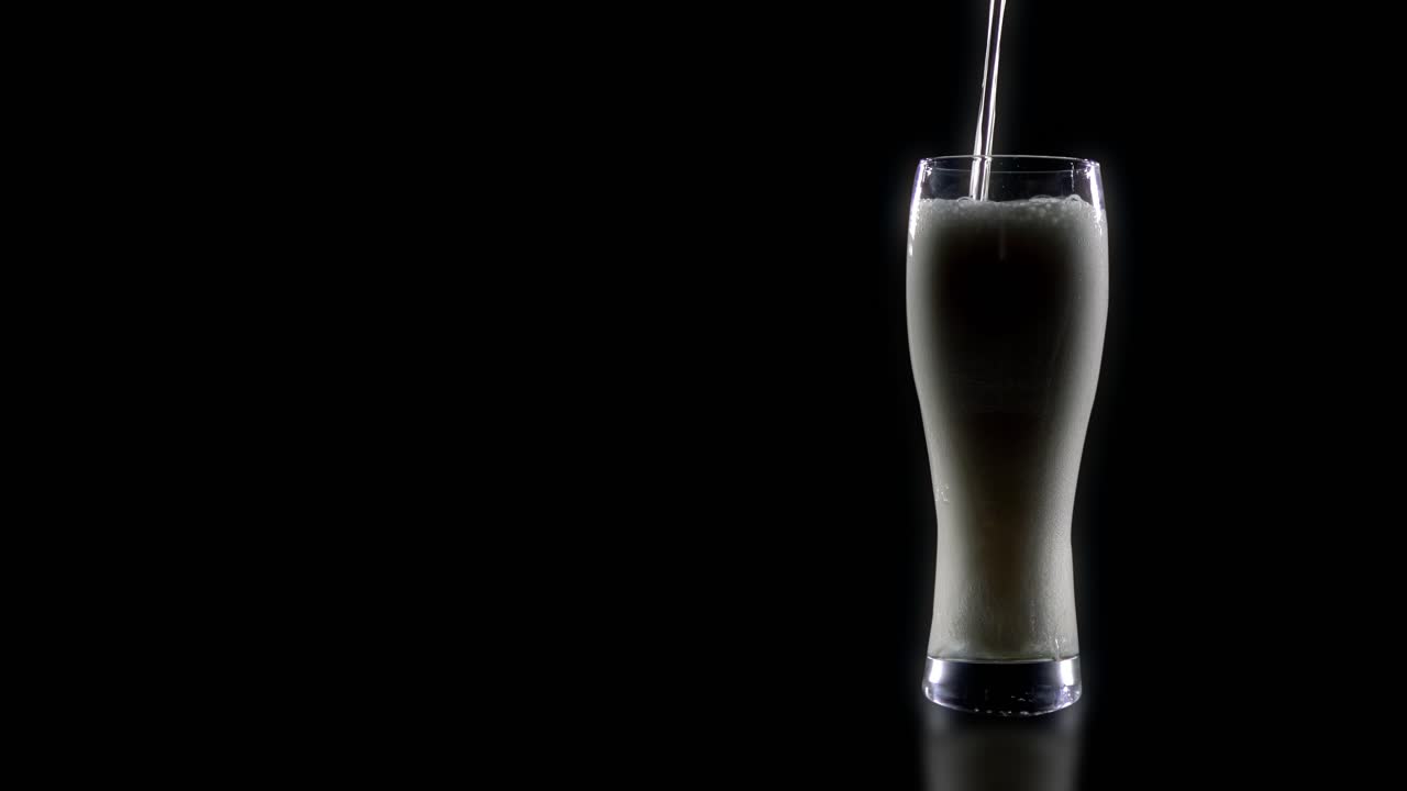 Siyah arka planda bira dökülüyor