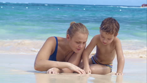 Mutter-Und-Sohn-Spielen-Am-Strand