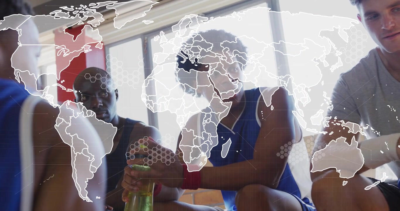 Squadra di basket seduta in panchina che reagisce a una sovrapposizione trasparente di una mappa del mondo che svanisce, mentre prendono l'acqua.