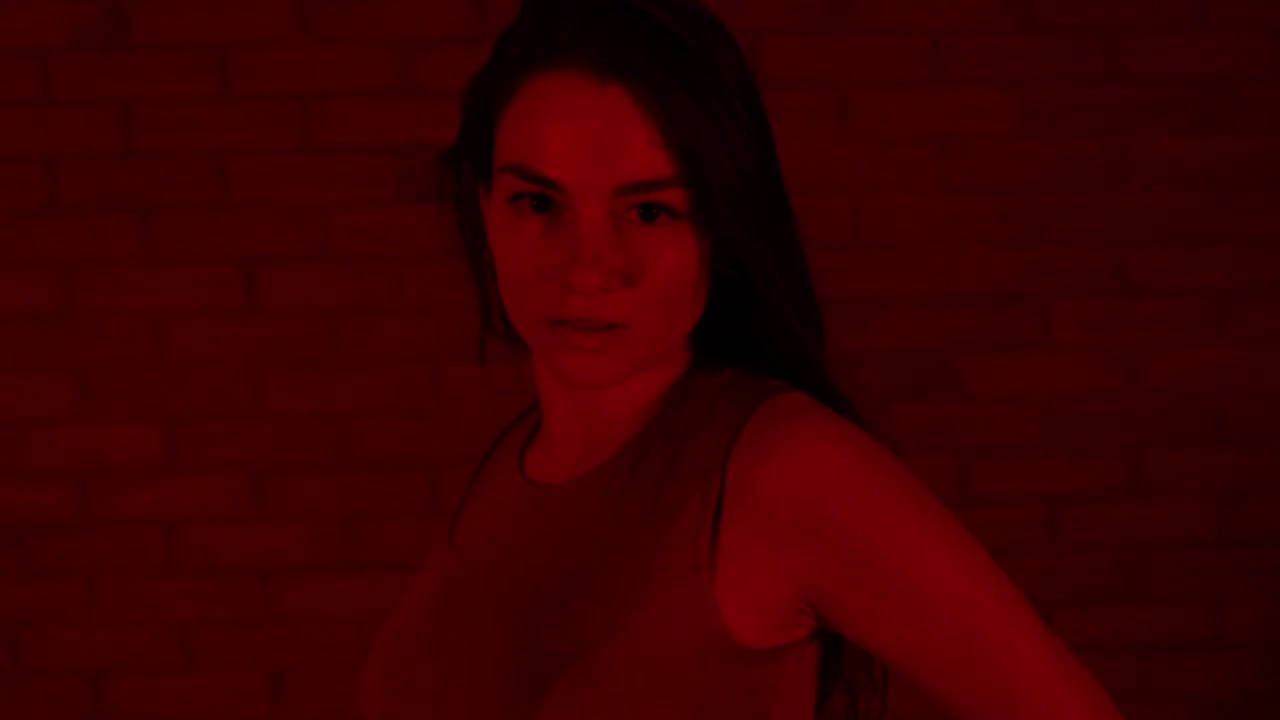 Ballerina di talento che balla in una stanza rossa.