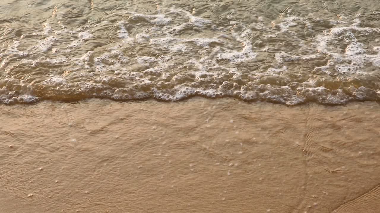 파도가 태국 파타야의 모래사장에 충돌