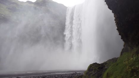 la poderosa cascada de skogafoss en islandia - una toma amplia