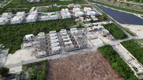 toma aérea volando sobre condominios de nueva construcción en construcción en punta cana, república dominicana