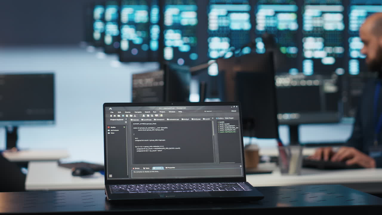 enfoque en la computadora portátil utilizada por un experto en el centro de datos ejecutando código en un fondo borroso