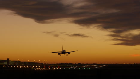 pista del aeropuerto de barcelona al atardecer, aterrizaje de avión. estático