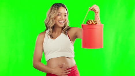 sorpresa, regalo y feliz mujer embarazada en verde
