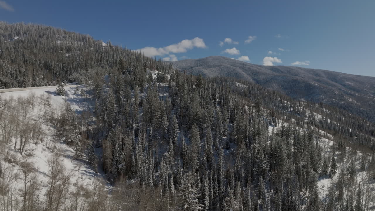 toma aérea en órbita de una montaña fuera de steamboat springs