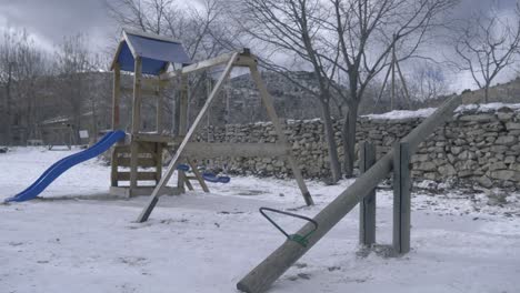 Leerer-Kinderspielplatz-Mit-Eis-Und-Schnee-Im-Park