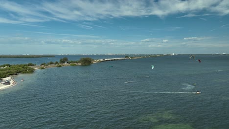 Drohnenschwenkansicht-Von-Kitesurfern-In-St.-Petersburg,-Florida