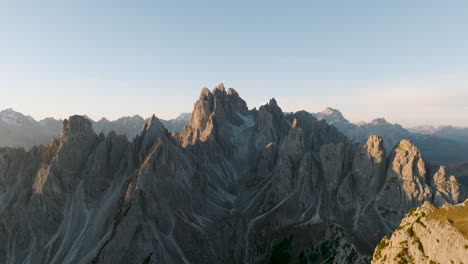 Aufsteigende-Drohnenaufnahmen-Von-Einem-Wunderschönen-Blick-über-Die-Berge-Der-Dolomiten-In-Südtirol