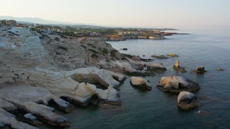 Antena-De-Puesta-De-Sol-En-El-Fenómeno-único-De-Las-Cuevas-Marinas-De-Peyia-Cyprus