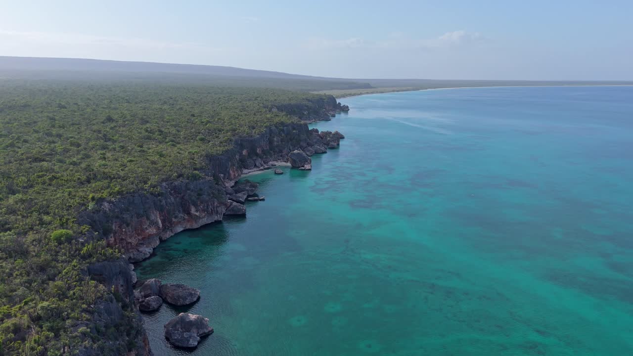 vuelo de avión no tripulado sobre la costa rocosa en la república dominicana en un día soleado