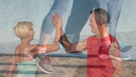 animación de una pareja caucásica de edad avanzada highfiving sobre sobre personas diversas corriendo