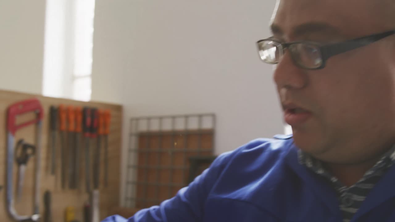 ⁇ 체어를 만드는 노동자 들