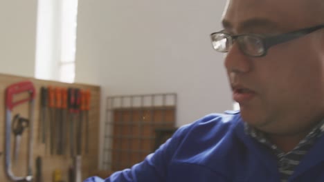 trabajadores que hacen una silla de ruedas