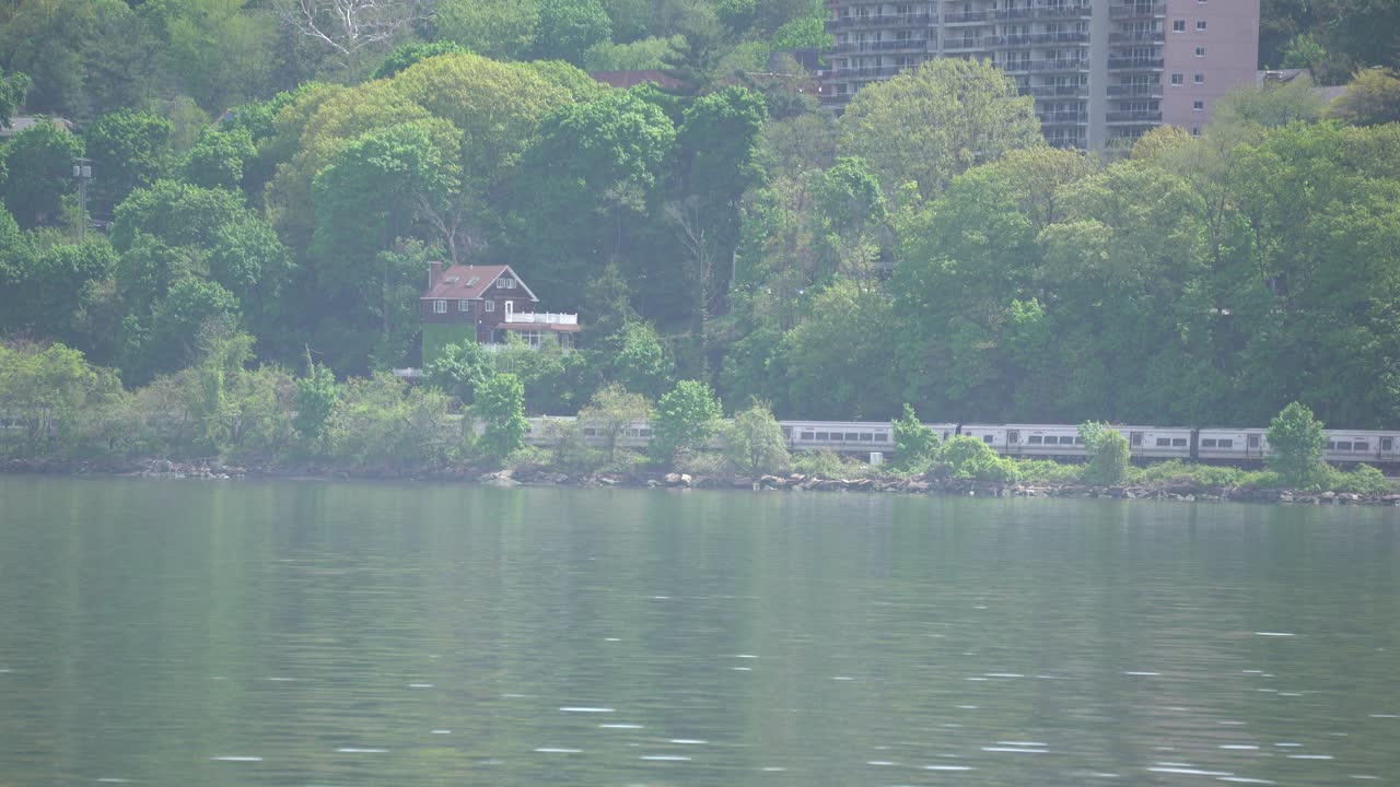 잔디밭을 지나는 기차